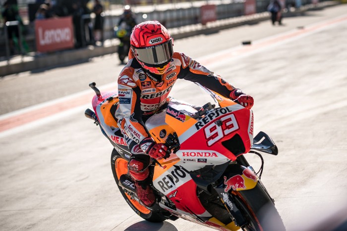 marc-marquez Saat Sarung Tangan Marquez Kesangkut di Motor, Untung Nggak Celaka!