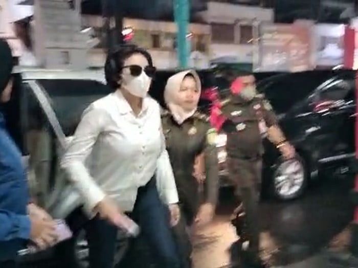 nikita-mirzani-tiba-di-rutan-serang-dokscreenshot-video-1_43