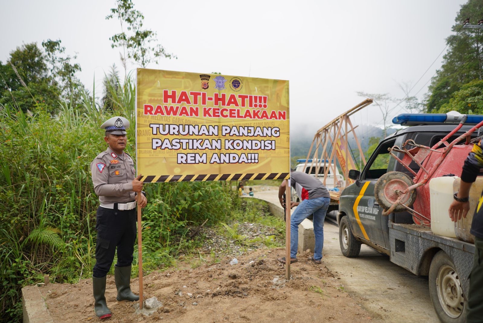 Polantas Lhokseumawe Pasang Baliho Himbauan Antispasi Cuaca Ekstrim di Lintas Gunung Salak