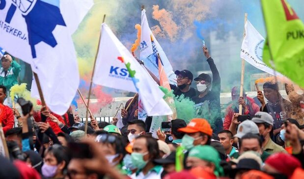 aksi-buruh-serbu-gedung-dpr-ri-tolak-uu-cipta-kerja-7_169
