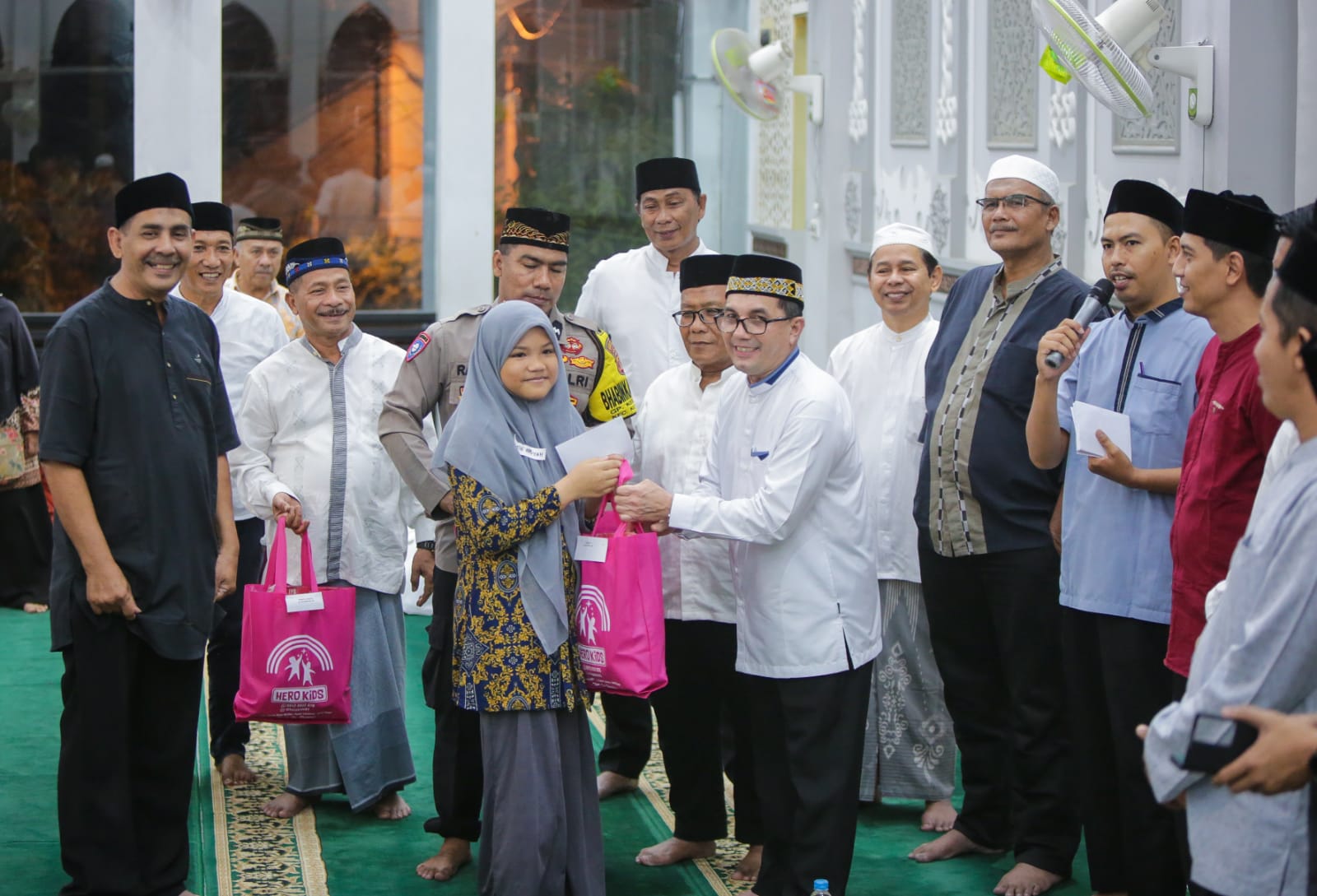 Bakri Siddiq Bagikan Paket Lebaran Untuk Anak Yatim Piatu Kampung Keuramat