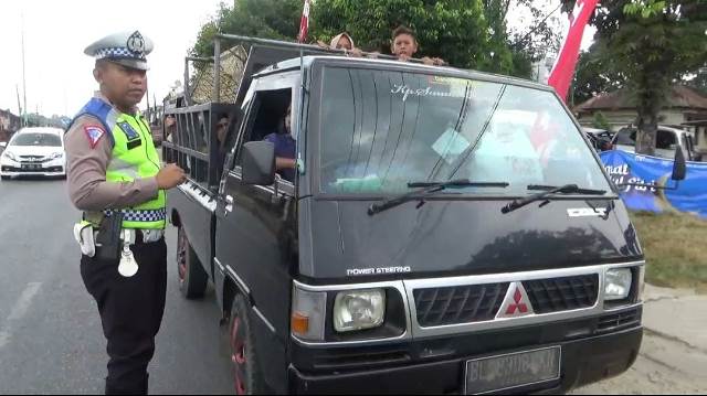 Polres-Aceh-Timur-Tertibkan-Mobil-Bak-Terbuka-Angkut-Penumpang-2