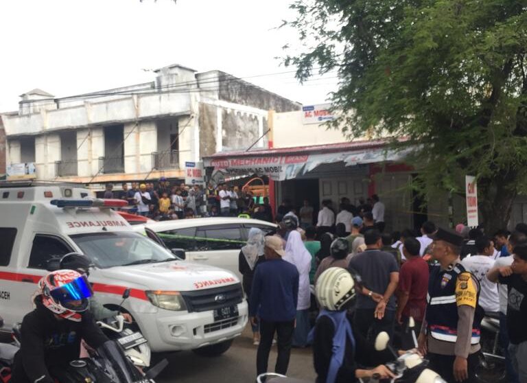 Mayat Pria-Wanita Bugil Ditemukan di Dalam Mobil