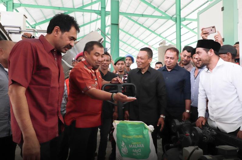Hadiri Maulid KPA, Pj Bupati Aceh Besar Bersama Mualem Resmikan Pabrik Pupuk Magnesium di Kuta Malaka
