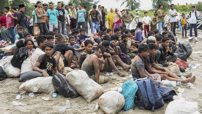 imigran-rohingya-terdampar-di-pidie-4_169 Ditolak di Aceh Utara, 249 Imigran Rohingya Mendarat Lagi di Bireuen