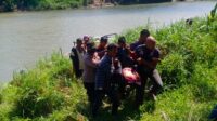 Polisi Bantu Evakuasi Mayat Pria di Sungai Krueng Tingkeum Kutablang