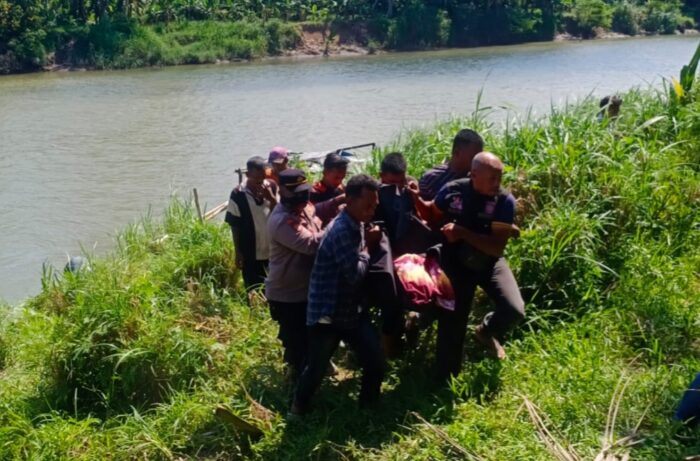 Polisi Bantu Evakuasi Mayat Pria di Sungai Krueng Tingkeum Kutablang