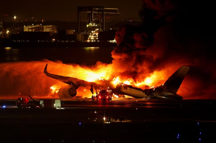 Penumpang Pesawat Japan Airlines Tabrakan di Bandara Tokyo Selamat