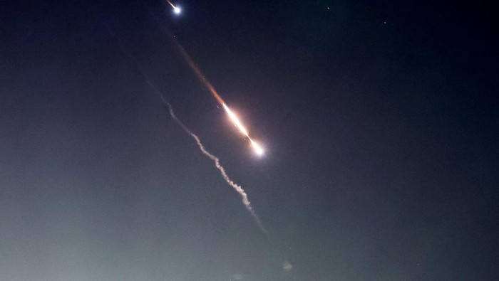 memanas-israel-dihujani-200-drone-iran-1_169