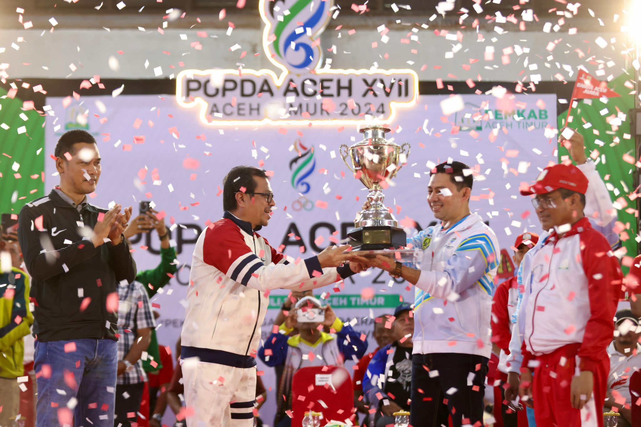 Pj Sekda Aceh Serahkan Piala Juara Umum Popda untuk Kota Banda Aceh