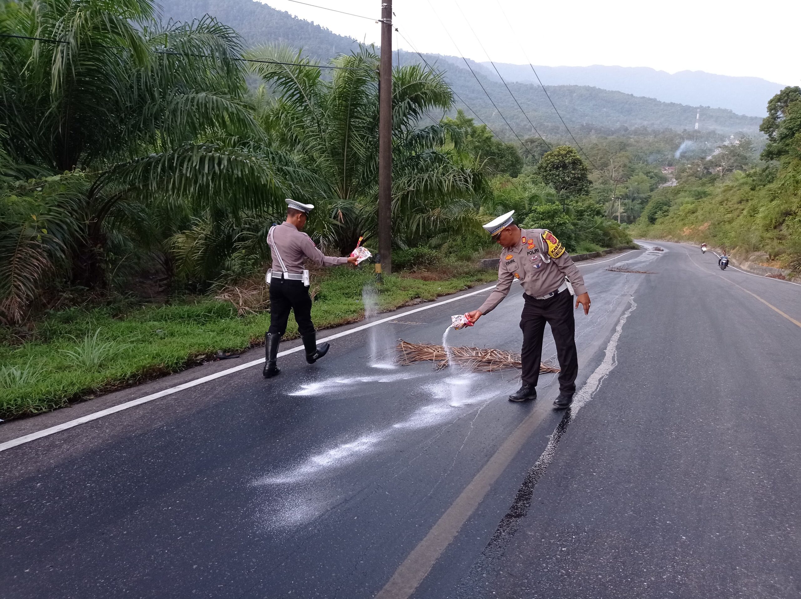 Polisi akan Tindak Truk Tangki Penyebab Tumpahan CPO di Jalan