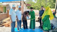 Waled Landeng Serahkan Donasi dari PERGUNU Aceh kepada Korban Kebakaran di Lhokseumawe