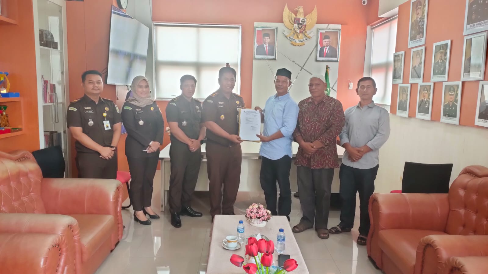 Kejari Aceh Besar Bantu Sumur Bor dan Sertifikasi Tanah Wakaf Untuk Gampong Meunasah Mesjid Lampuuk