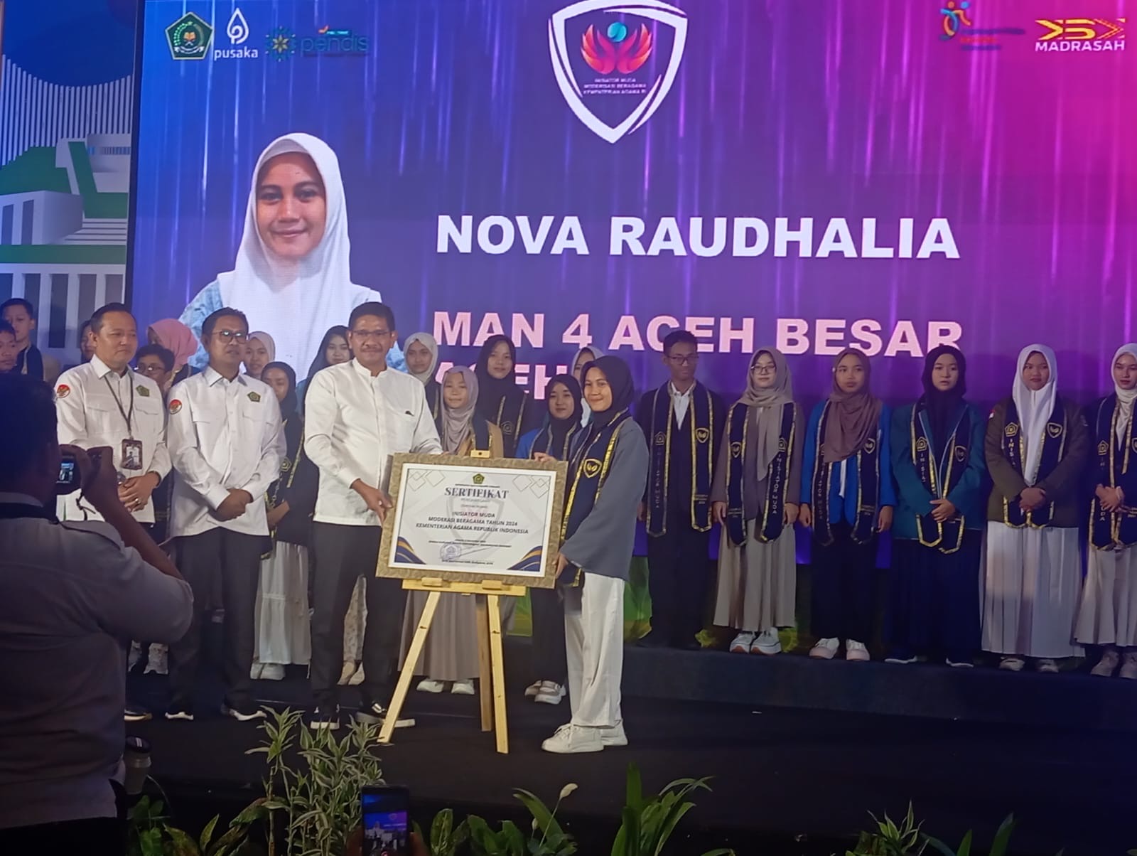 nova-raudhalia-siswa-man-4-aceh-besar-terima-piagam-penghargaan-inisiator-muda-moderasi-beragama-2024 Nova Raudhalia, Siswa MAN 4 Aceh Besar, Terima Piagam Penghargaan Inisiator Muda Moderasi Beragama 2024