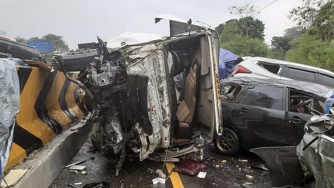 Polisi Periksa Sopir Truk Penyebab Kecelakaan Cipularang KM92