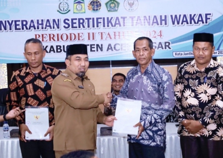 Aceh Besar Serahkan Sertifikat Tanah Wakaf Tahap II