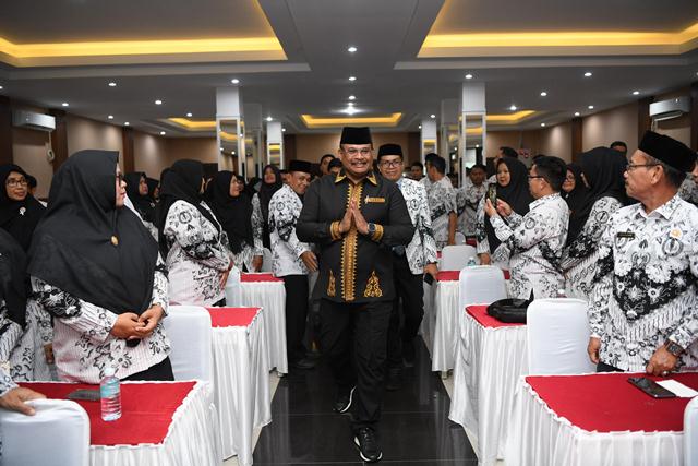 Pj Gubernur Aceh Ajak Guru Tingkatkan Pendidikan Lewat Digitalisasi