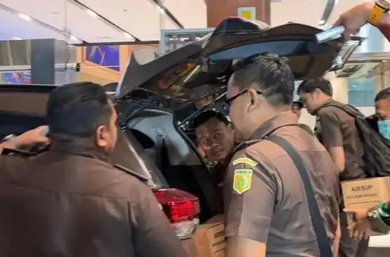 kejagung-geledah-kantor-ditjen-migas-kementerian-esdm-terkait-dugaan-korupsi Kejagung Geledah Kantor Ditjen Migas Kementerian ESDM Terkait Dugaan Korupsi