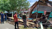 Diduga Jadi Tempat Mesum, Warga Robohkan Kafe di Pantai Ujung Karang Meulaboh