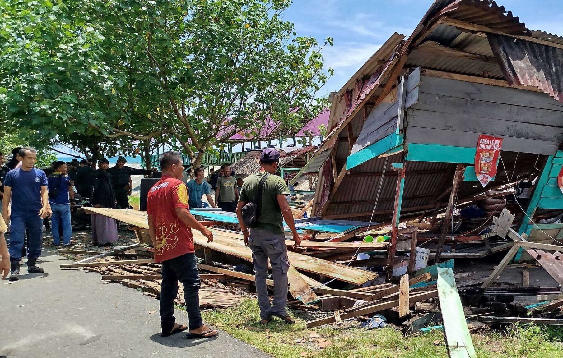 diduga-jadi-tempat-mesum-warga-robohkan-kafe-di-pantai-ujung-karang-meulaboh Diduga Jadi Tempat Mesum, Warga Robohkan Kafe di Pantai Ujung Karang Meulaboh