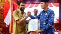 Gubernur Aceh Muzakir Manaf, saat menyerahkan SK Plt. Sekda Aceh kepada M. Nasir, S.IP.,MPA, di Meuligoe Gubernur Aceh, Banda Aceh, Senin, (17/3/2025).