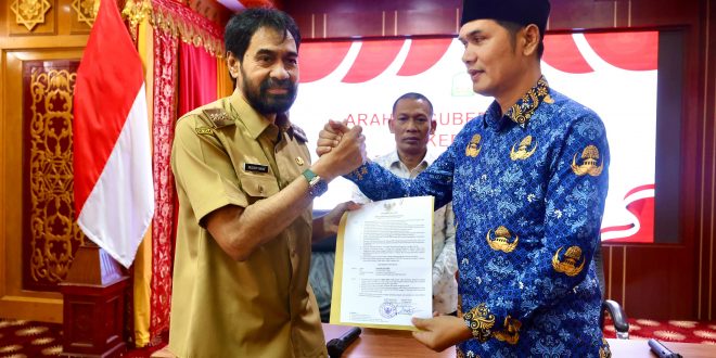 Gubernur Aceh Muzakir Manaf, saat menyerahkan SK Plt. Sekda Aceh kepada M. Nasir, S.IP.,MPA, di Meuligoe Gubernur Aceh, Banda Aceh, Senin, (17/3/2025).