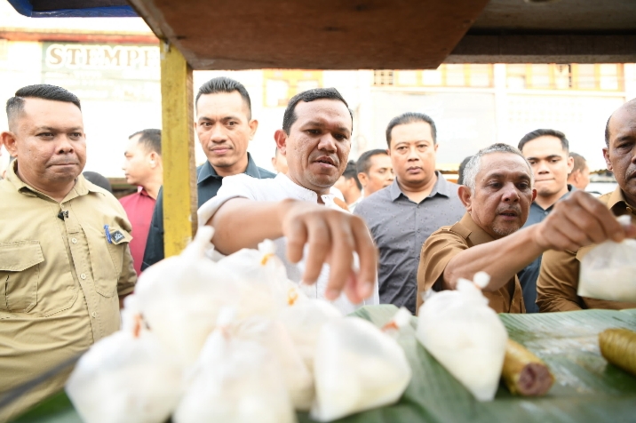 Wagub Fadhlullah Borong Takjil di Pasar Ramadhan Cemerlang
