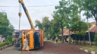 Truk Fuso Terguling di Banda Aceh, Brondolan Sawit Tumpah Ruah ke Jalan