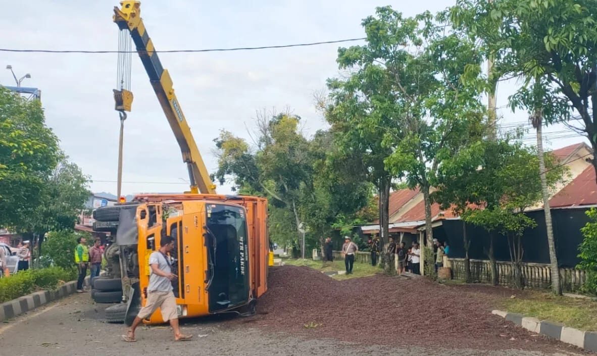 Truk Fuso Terguling di Banda Aceh, Brondolan Sawit Tumpah Ruah ke Jalan