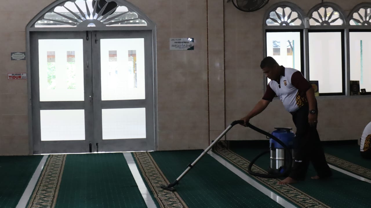 polres-aceh-tamiang-bersihkan-13-masjid-dalam-bakti-sosial-ramadan Polres Aceh Tamiang Bersihkan 13 Masjid dalam Bakti Sosial Ramadan