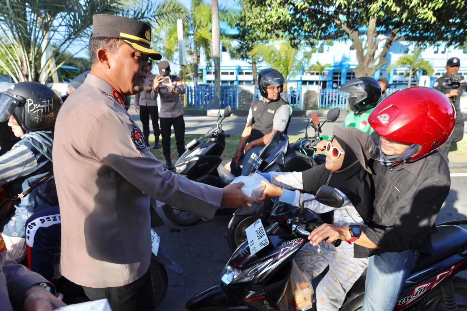 Bidhumas Polda Aceh Bagikan Takjil kepada Pengendara