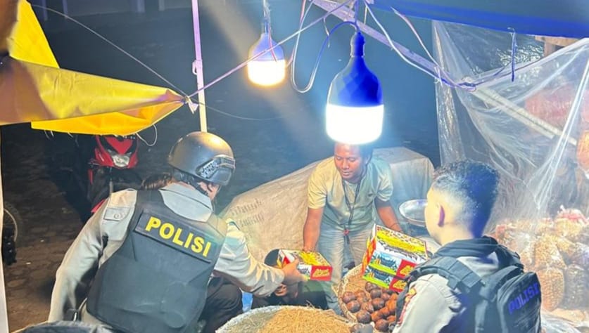 sambil-patroli-personel-sat-samapta-polres-langsa-bagikan-sahur-gratis-kepada-masyarakat Sambil Patroli, Personel Sat Samapta Polres Langsa Bagikan Sahur Gratis kepada Masyarakat