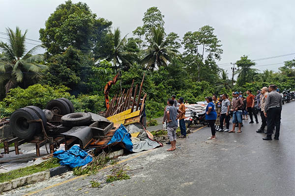 Truk Bermuatan 25 Ton Beras Terbalik di Sabang, Sopir Luka Ringan
