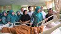 Ketua PKK Aceh Sambangi RSUDZA, Jenguk Pasien dan Tinjau Layanan Publik