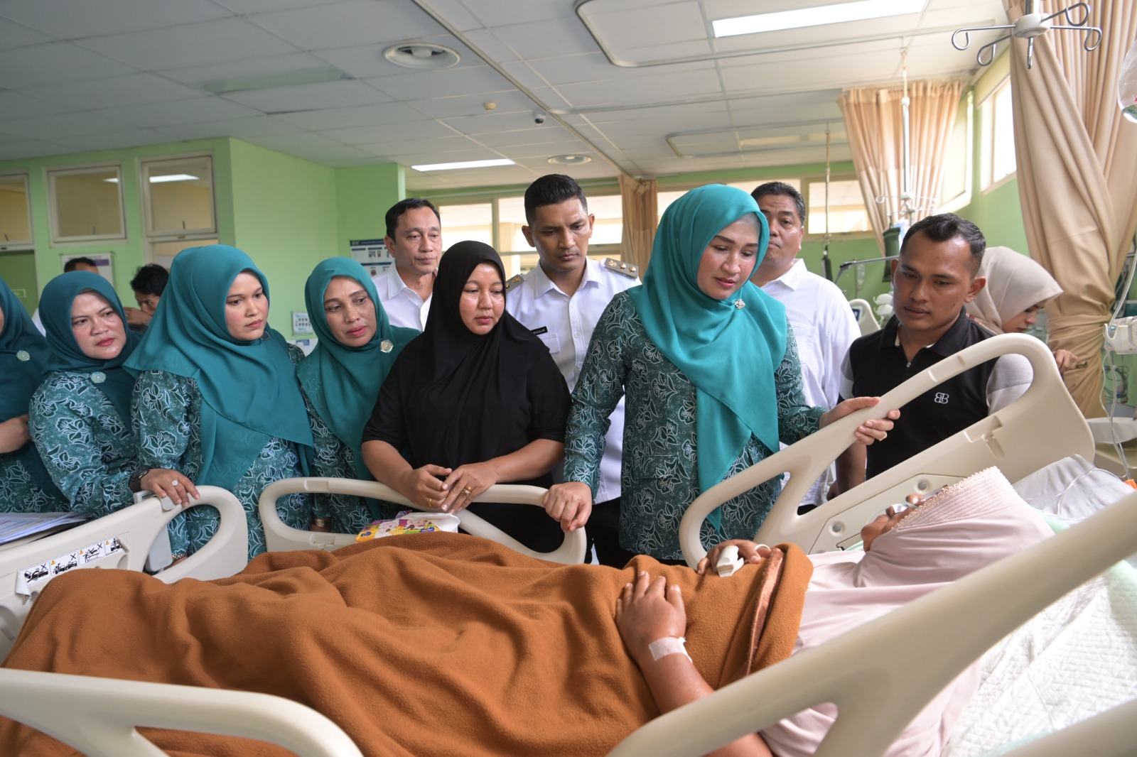 ketua-pkk-aceh-sambangi-rsudza-jenguk-pasien-dan-tinjau-layanan-publik Ketua PKK Aceh Sambangi RSUDZA, Jenguk Pasien dan Tinjau Layanan Publik