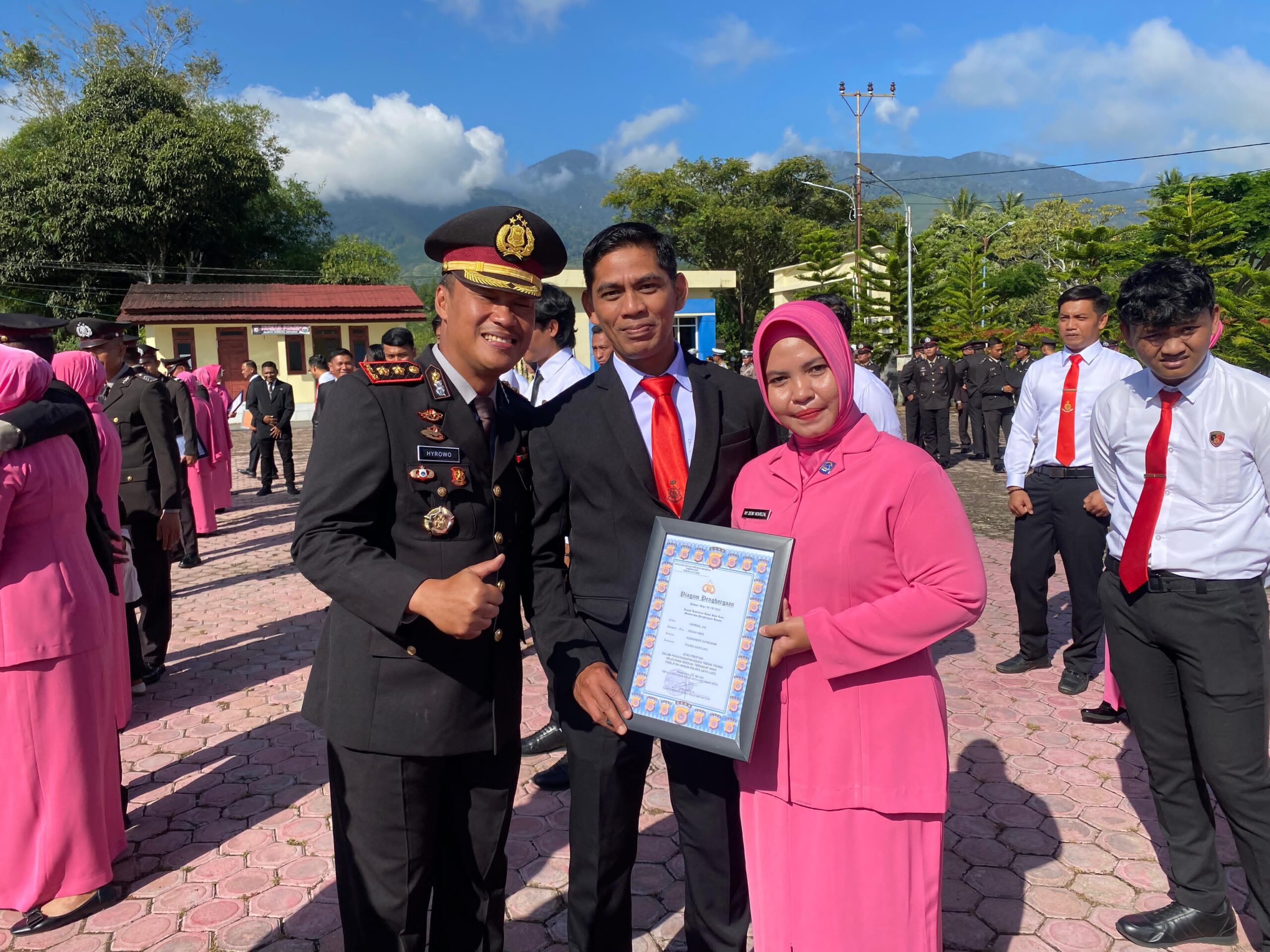 Momen Hari Lahir Pancasila, Kapolres Gayo Lues Beri Penghargaan kepada Istri Personel Berprestasi