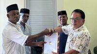 Perangkat Mukim Lampuuk Serahkan Qanun Mukim ke Pemkab Aceh Besar