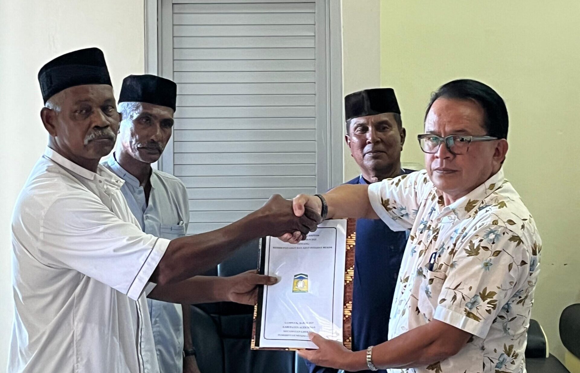 perangkat-mukim-lampuuk-serahkan-qanun-mukim-ke-pemkab-aceh-besar Perangkat Mukim Lampuuk Serahkan Qanun Mukim ke Pemkab Aceh Besar