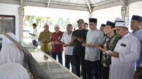 Wagub Aceh Fadhlullah Ziarahi Ulama Pewakaf Baitul Asyi di Bireuen