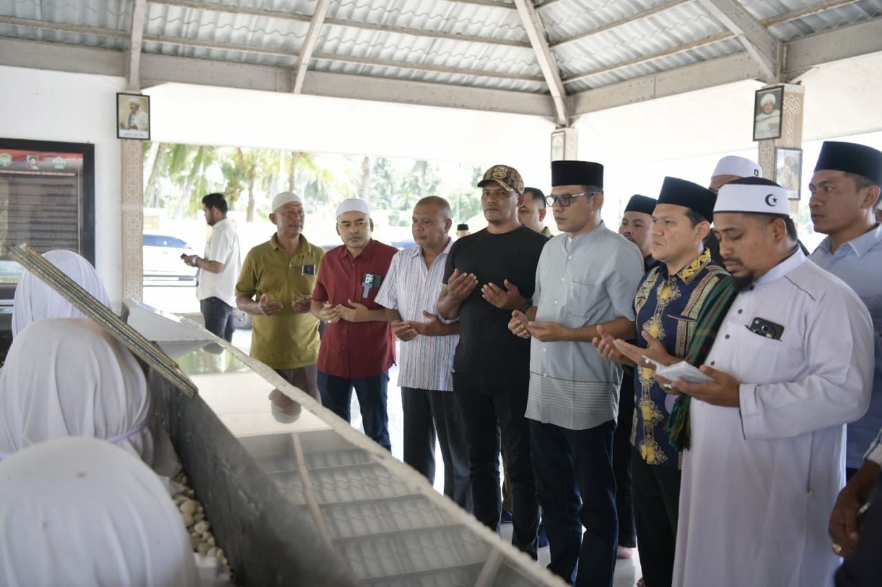 Wagub Aceh Fadhlullah Ziarahi Ulama Pewakaf Baitul Asyi di Bireuen
