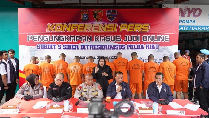 polda-riau-bongkar-markas-judi-online-higgs-domino-bos-besar-ditangkap-di-bandara Polda Riau Bongkar Markas Judi Online Higgs Domino, Bos Besar Ditangkap di Bandara