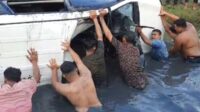Diteriaki Maling, Minibus Pembawa Kambing Curian Masuk Tambak