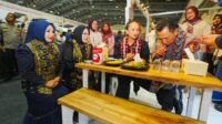 Kapolri Seruput Kupi Khop di Stan Bhayangkari Aceh