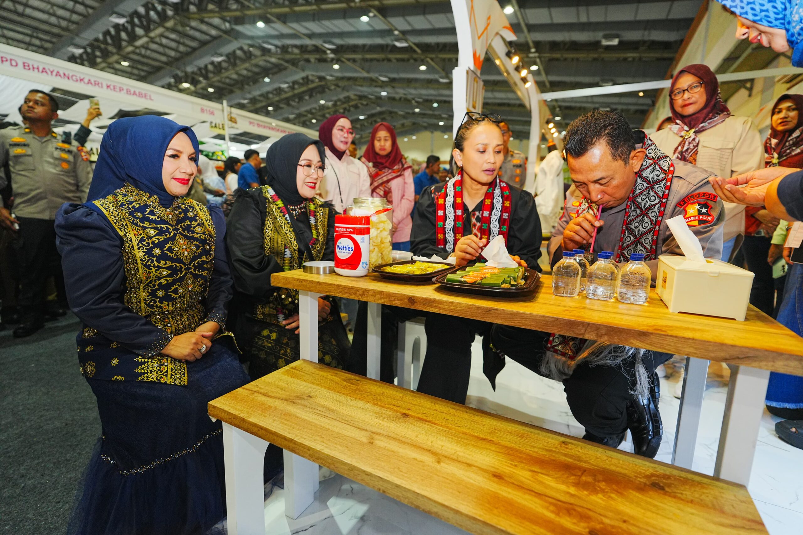 kapolri-seruput-kupi-khop-di-stan-bhayangkari-aceh Kapolri Seruput Kupi Khop di Stan Bhayangkari Aceh