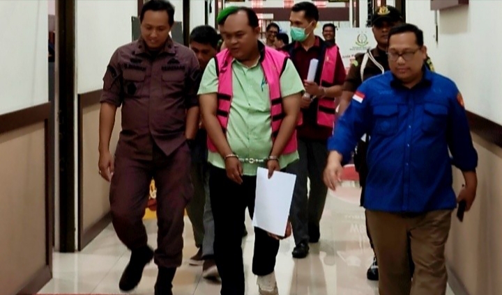 Kejati Aceh Serahkan Tiga Tersangka Korupsi Sawit ke Kejari Aceh Jaya