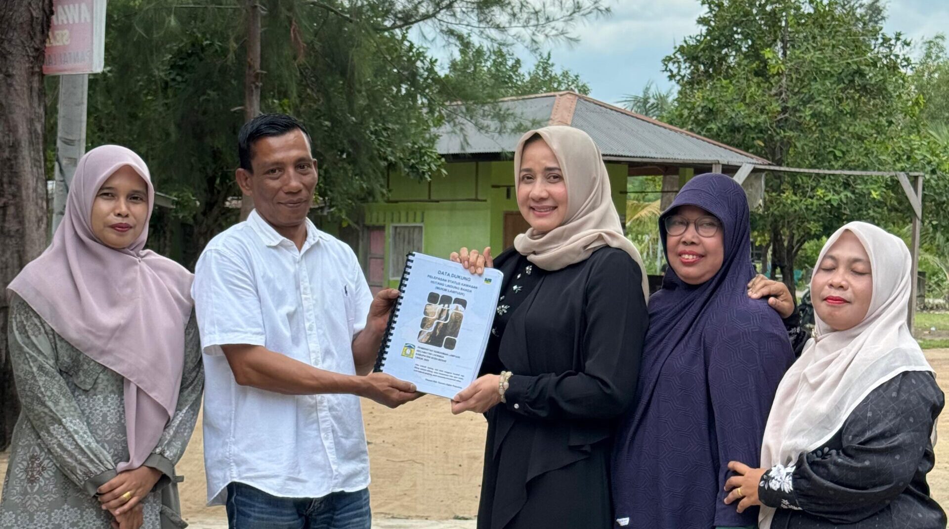darwati-a-gani-janji-bantu-penyelesaian-konflik-agraria-di-gunung-lampuuk Darwati A Gani Janji Bantu Penyelesaian Konflik Agraria di Gunung Lampuuk