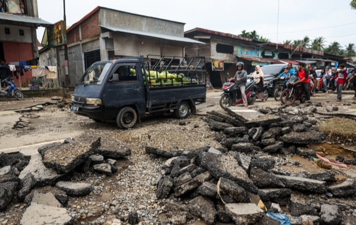 banjir-lumpuhkan-akses-transportasi-di-bireuen-pemerintah-aceh-turun-tangan Banjir Lumpuhkan Akses Transportasi di Bireuen, Pemerintah Aceh Turun Tangan