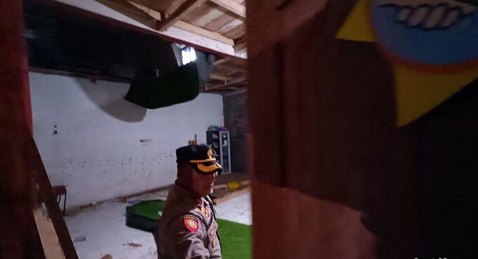 Kondisi loteng terbuat dari kayu yang ambruk hingga menyebabkan sejumlah guru terluka di Sekolah Alam Purwokerto, Kabupaten Banyumas. (Anang Firmansyah/detikJateng)