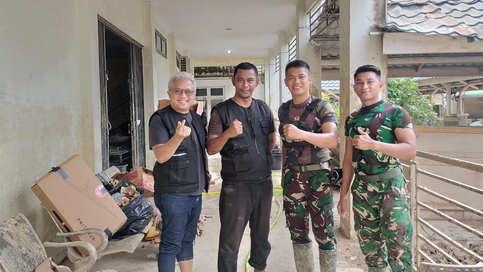 kolaborasi-aceh-tangguh-dan-kostrad-starlink-relawan-terpasang-di-rsud-tamiang Kolaborasi Aceh Tangguh dan Kostrad, Starlink Relawan Terpasang di RSUD Tamiang