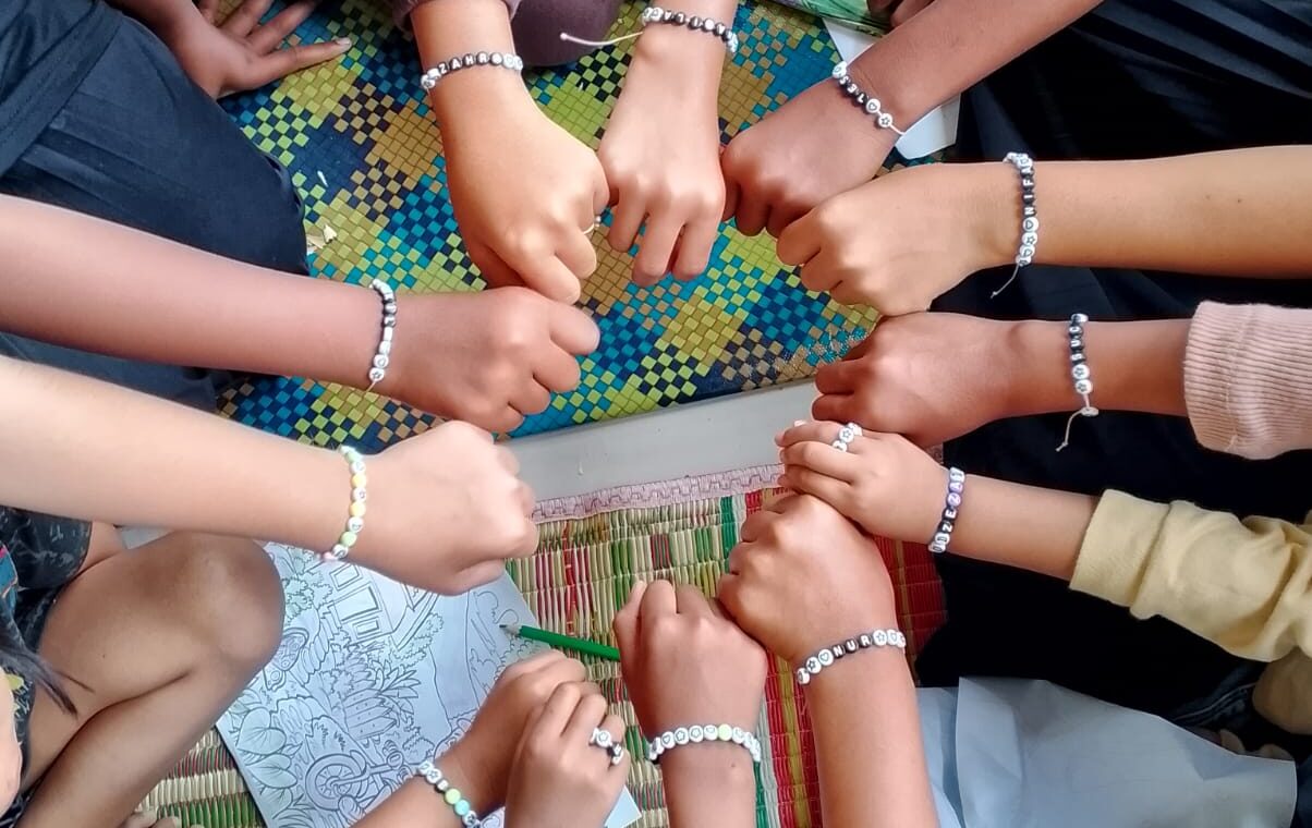 Senyum di Atas Lumpur: Ketika Teras Masjid Menjadi Ruang Harapan Anak-Anak Tanjung Geulumpang
